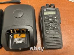 Radio bidirectionnelle UHF Motorola XPR 6550 AAH55TDH9LA1AN avec kit de batterie NON TESTÉ