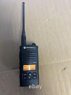 Radio bidirectionnelle UHF professionnelle Motorola RDU4160D avec batterie, antenne SANS CHARGEUR