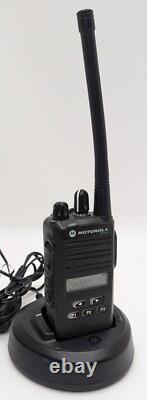 Radio bidirectionnelle VHF Motorola CP185 16 Ch AAH03KEF8AA7AN avec socle et alimentation