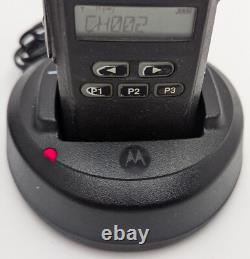 Radio bidirectionnelle VHF Motorola CP185 16 Ch AAH03KEF8AA7AN avec socle et alimentation