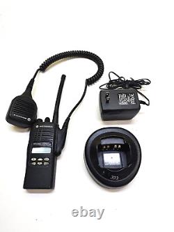 Radio bidirectionnelle VHF Motorola HT1250 136-174 MHz avec chargeur AAH25KDF9AA5AN