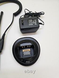Radio bidirectionnelle VHF Motorola HT1250 136-174 MHz avec chargeur AAH25KDF9AA5AN