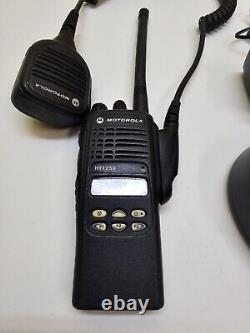 Radio bidirectionnelle VHF Motorola HT1250 136-174 MHz avec chargeur AAH25KDF9AA5AN