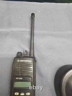 Radio bidirectionnelle VHF Motorola HT1250 136-174 MHz avec chargeur AAH25KDF9AA5AN