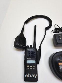 Radio bidirectionnelle VHF Motorola HT1250 136-174 MHz avec chargeur AAH25KDF9AA5AN