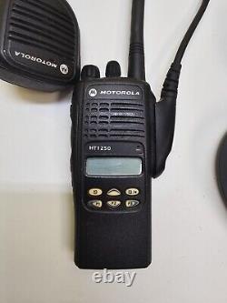 Radio bidirectionnelle VHF Motorola HT1250 136-174 MHz avec chargeur AAH25KDF9AA5AN