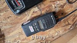 Radio bidirectionnelle VHF Motorola HT1250 AAH258DF9AA5AN avec chargeur