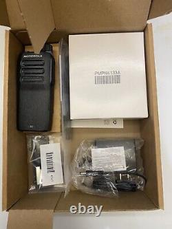 Radio bidirectionnelle analogique VHF MOTOTRBO R2 (AAH11JDC9JC2AN) de Motorola