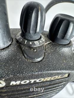 Radio bidirectionnelle antique Motorola CP200 avec accessoires, lire la description