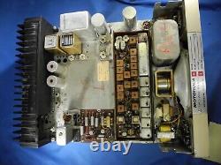 Radio bidirectionnelle de la police Motorola vintage avec cristaux et cordon d'alimentation! (Non testé)