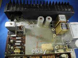 Radio bidirectionnelle de la police Motorola vintage avec cristaux et cordon d'alimentation! (Non testé)