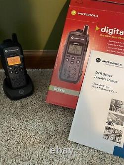 Radio bidirectionnelle numérique Motorola DTR410 sur site, couleur noir/gris. Note du vendeur B.