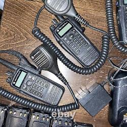 Radio bidirectionnelle portable Motorola XPR 6550. 12 BATTERIES ! 5 RADIOS ! Un chargeur