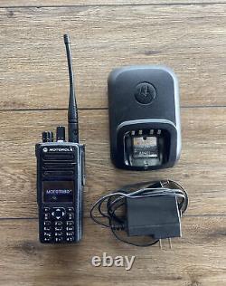 Radio bidirectionnelle portable Motorola XPR 7580 avec chargeur OEM AAH56UCN9KB1AN