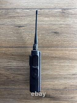 Radio bidirectionnelle portable Motorola XPR 7580 avec chargeur OEM AAH56UCN9KB1AN