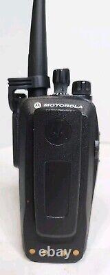 Radio bidirectionnelle portable Motorola Xpr6550 numérique UHF 403-470 MHz avec chargeur testé