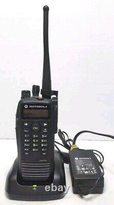 Radio bidirectionnelle portable Motorola Xpr6550 numérique UHF 403-470 MHz avec chargeur testé