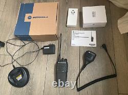 Radio bidirectionnelle portable numérique UHF Motorola CP200d AAH01QDC9JC2AN CIB + micro