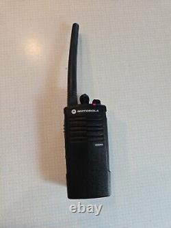 Radio bidirectionnelle professionnelle Motorola RDM2020 MURS VHF (avec support)