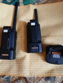 Radio bidirectionnelle professionnelle robuste VHF à 8 canaux Motorola RMV2080 sur site noire