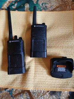 Radio bidirectionnelle professionnelle robuste VHF à 8 canaux Motorola RMV2080 sur site noire