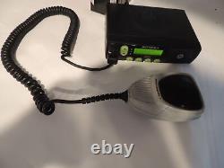 Radio mobile Motorola Pm400 Uhf modèle Aam50rpf9aa3an avec micro Hmn1035c