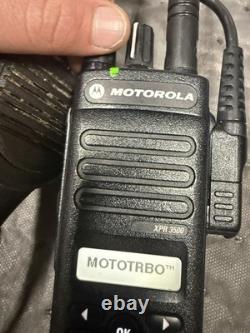 Radio numérique Motorola XPR3500 UHF 403-512Mhz AAH02RDH9JA2AN LIRE ci-dessous