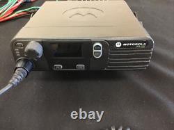 Radio numérique bi-directionnelle Motorola XPR-4300 avec microphone et câbles NON TESTÉ PROPRE