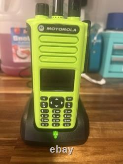 Radio portable bidirectionnelle Motorola XPR7580e AAH56UCN9RB1AN avec batterie/chargeur OEM