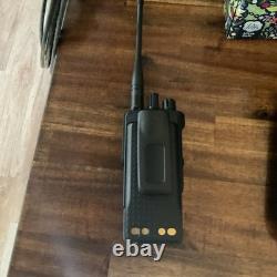 Radio portable bidirectionnelle Motorola XPR7580e AAH56UCN9RB1AN avec batterie/chargeur OEM