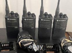 Radios bidirectionnels Motorola RDU4100 Lot de 4 avec deux chargeurs et inserts en mousse pour étui