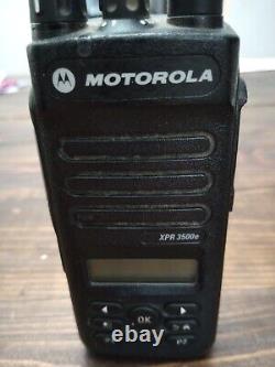 Regardez le Motorola MOTOTBRO XPR3500e UHF 403-512 MHz Radio bidirectionnelle à 128 canaux.