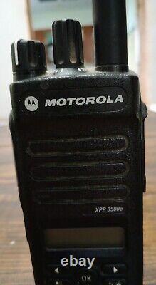 Regardez le Motorola MOTOTBRO XPR3500e UHF 403-512 MHz Radio bidirectionnelle à 128 canaux.
