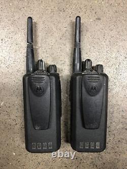 Set 2 Motorola Cp185 Uhf Radios À Deux Voies Chargeurs & Radios De Course Casques
