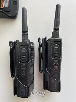 Set De 2 Radios Motorola Rmu2080d À Deux Voies Avec 2 Chargeurs D'arrimage Et Des Clips De Ceinture