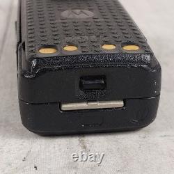 TESTÉ Motorola XPR 3300e UHF Radio bidirectionnelle numérique PMNN4491C Batterie 8958 926