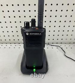 Talkie-walkie bidirectionnel VHF 150.8-173.4MHz Motorola XPR 7350e AAH56JDC9WA1AN avec chargeur