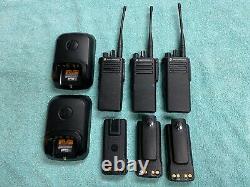 Trois (non Programmé) Motorola Xpr 7380 32 Channel Portable Two Way Radios