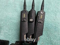 Trois (non Programmé) Motorola Xpr 7380 32 Channel Portable Two Way Radios