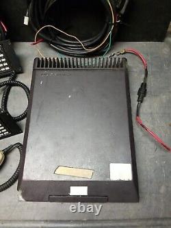 Unité de base de radiocommunication bidirectionnelle Motorola Syntor XX9000 avec accessoires et supports.