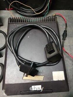 Unité de base de radiocommunication bidirectionnelle Motorola Syntor XX9000 avec accessoires et supports.