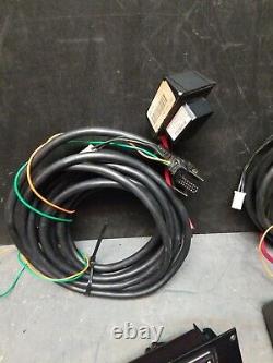 Unité de base de radiocommunication bidirectionnelle Motorola Syntor XX9000 avec accessoires et supports.