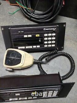 Unité de base de radiocommunication bidirectionnelle Motorola Syntor XX9000 avec accessoires et supports.